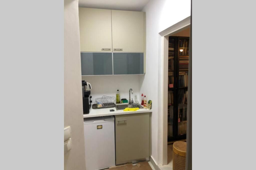 Exarcheia: Independent Ground Floor House. Apartment Athens Luaran gambar