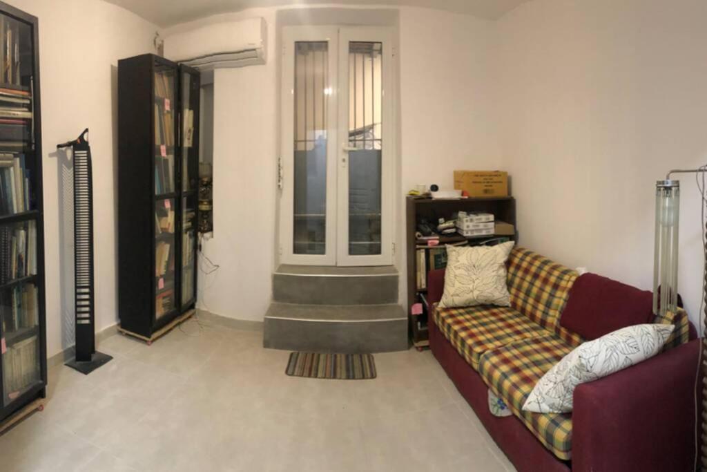 Exarcheia: Independent Ground Floor House. Apartment Athens Luaran gambar
