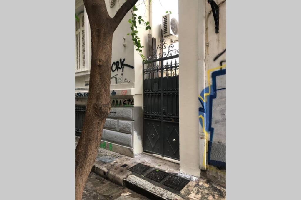 Exarcheia: Independent Ground Floor House. Apartment Athens Luaran gambar