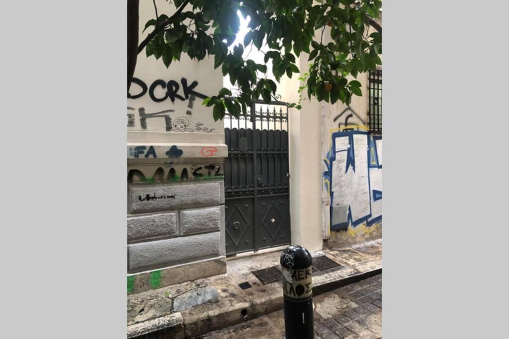Exarcheia: Independent Ground Floor House. Apartment Athens Luaran gambar