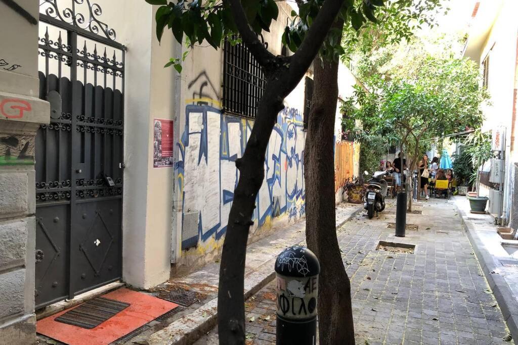 Exarcheia: Independent Ground Floor House. Apartment Athens Luaran gambar